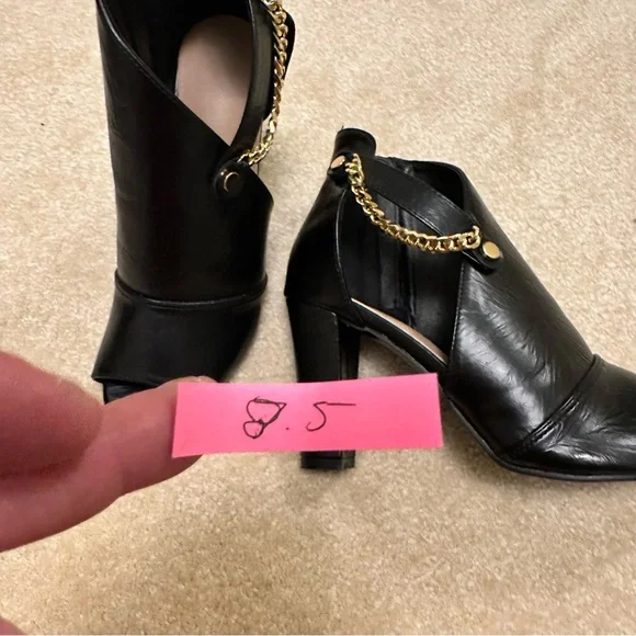 ⭐️ Black 8.5 Heeled Boots with Gold Chain Accent - Picture 5 of 9